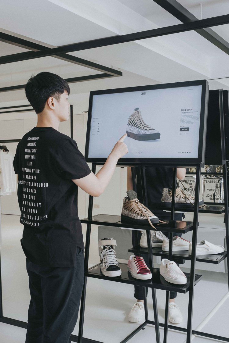 ARTIFACTS裝設CUSTOMISE360客製科技裝置，提供實體鞋鑑賞，並搭配RFID感應裝置，讓客製過程虛實整合。圖／永三提供