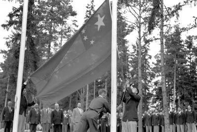 1952年7月17日，國際奧委會通過邀請中國運動員參加赫爾辛基奧運的決議。圖為1...