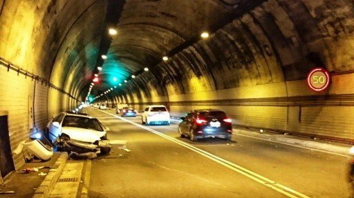 萬里隧道本月14日上午發生一輛自小客進入隧道時，打滑自撞隧道側牆及護欄，駕駛頭部...