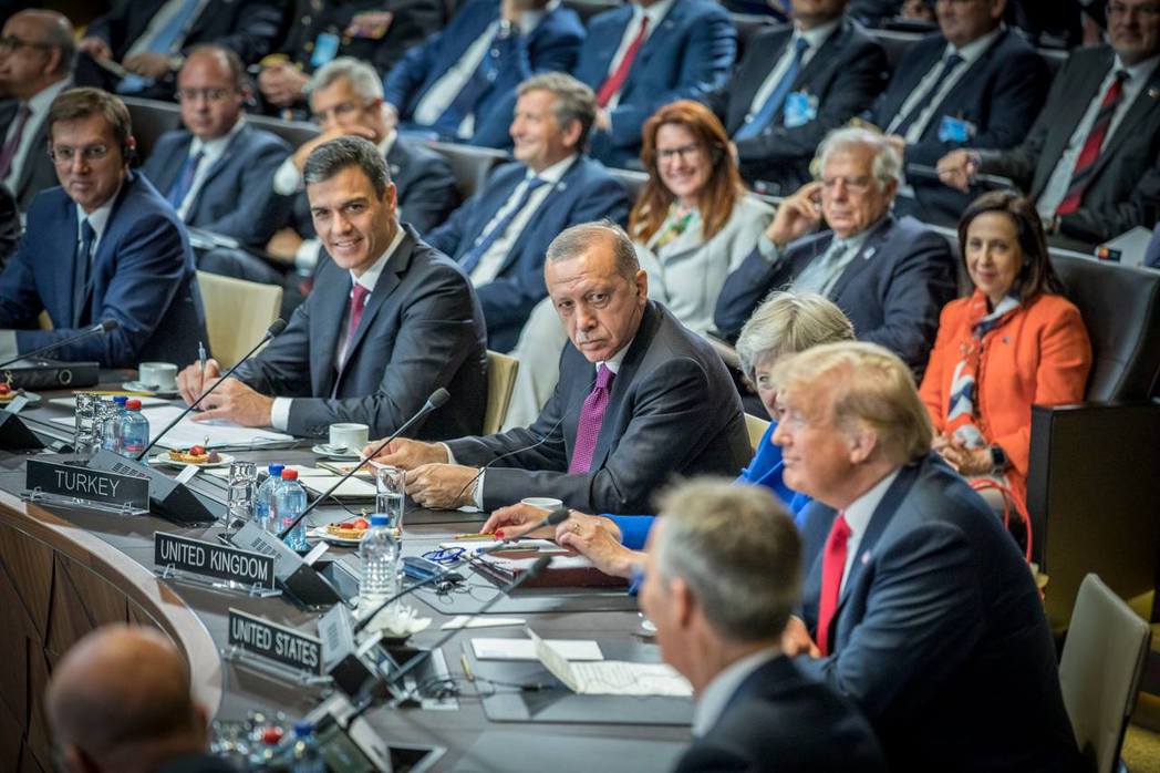 美國總統川普在北約峰會上趁機展開令歐洲領袖側目的外交展演。圖左至右依序為西班牙首...
