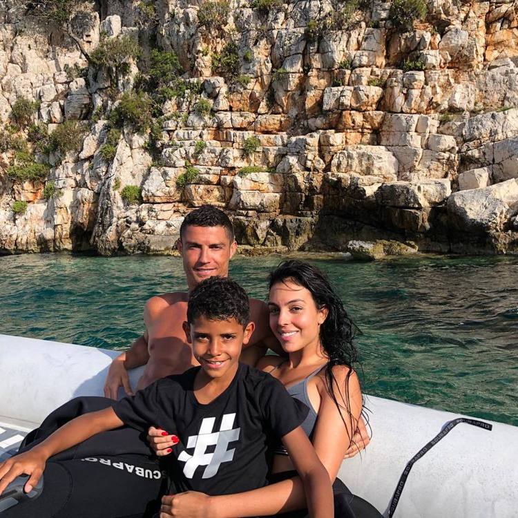 2018世足賽後C羅和女友Georgina Rodriguez與兒子前往希臘度假。圖／取自IG
