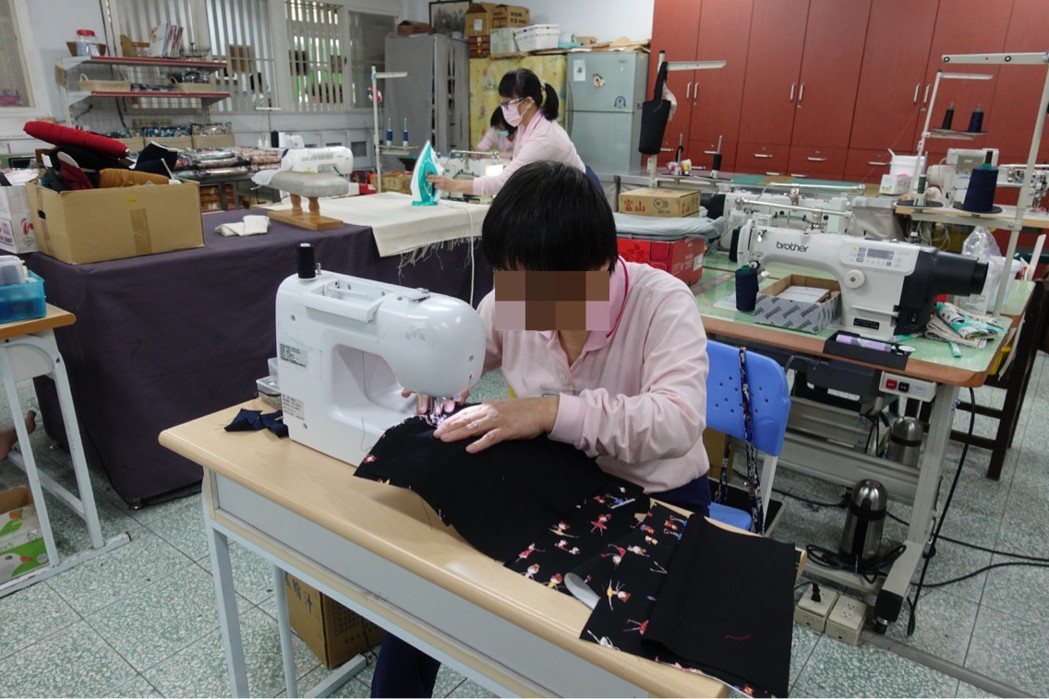 高雄女子監獄藝品工場同學們專心製作手工布包，一點都不馬虎。 記者劉星君／攝影
