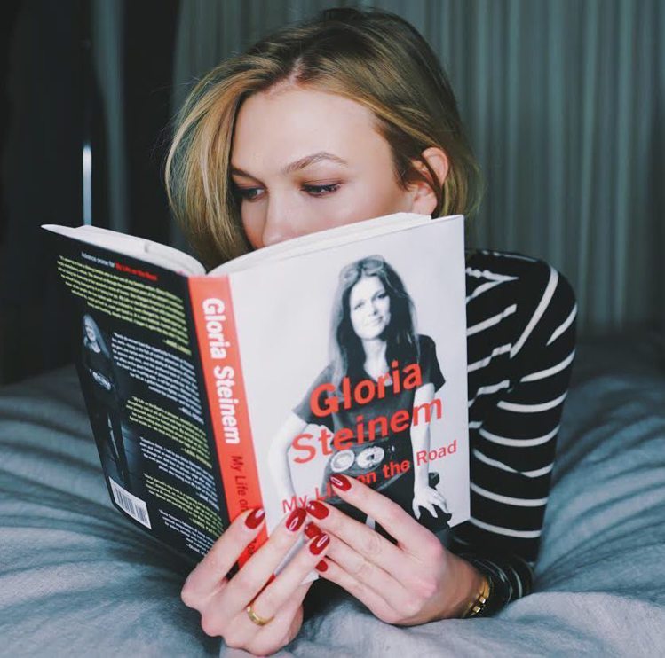 Karlie Kloss熱愛閱讀。圖／擷自instagram