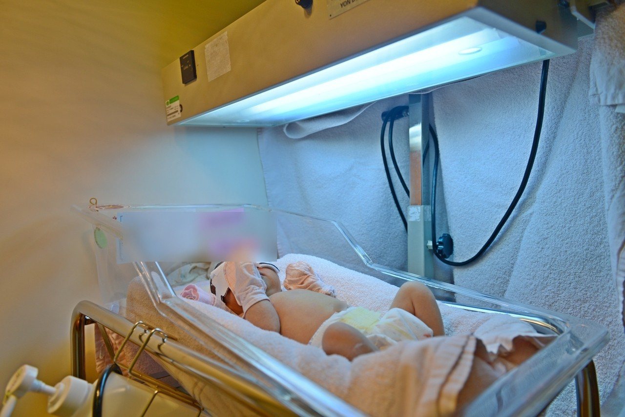 新生兒若膽紅素數值過高，有照光、換血二種方式治療。圖／台北慈濟醫院提供