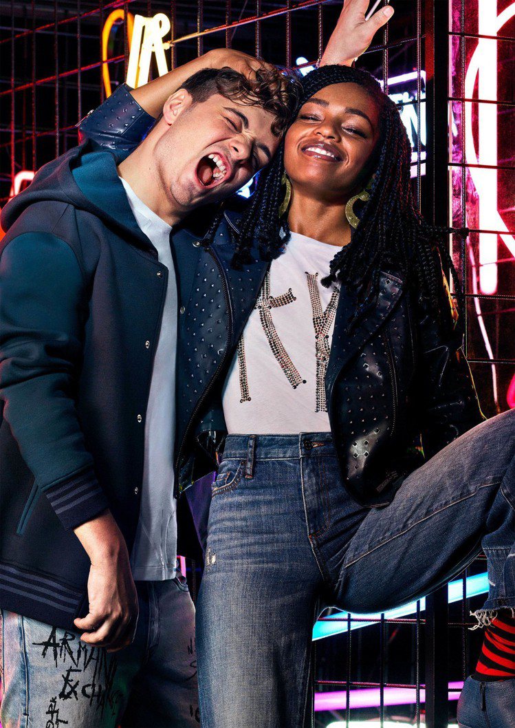 星二代的的Selah Marley（右）以及荷蘭音樂人Martin Garrix（左）一同演繹A|X Armani Exchange秋冬系列廣告。圖／嘉裕提供