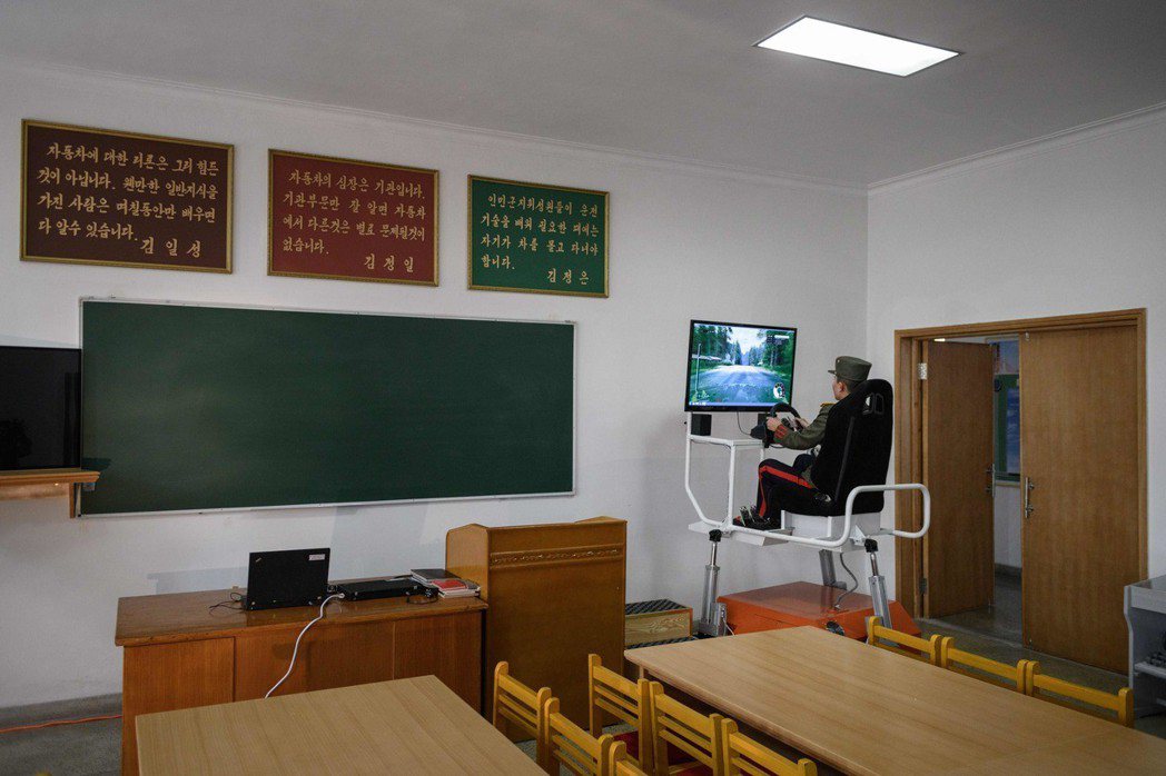 萬景台學院的學生在教室裡操作模擬飛行器。 法新社