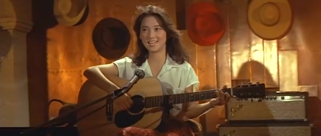 胡慧中在「歡顏」抱著吉他唱歌，幕後由齊豫代為獻聲。圖／翻攝自YouTube