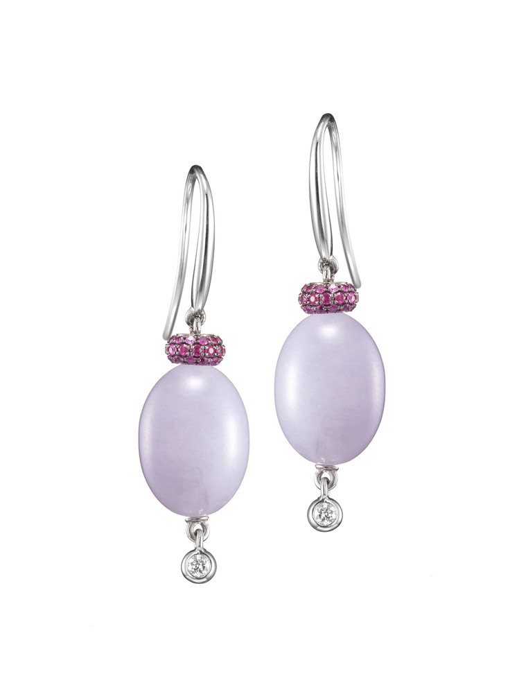玉世家紫羅蘭翡翠圓珠垂墜耳環，搭配鑽石與紅寶石，11萬2,000元。圖／玉世家提供