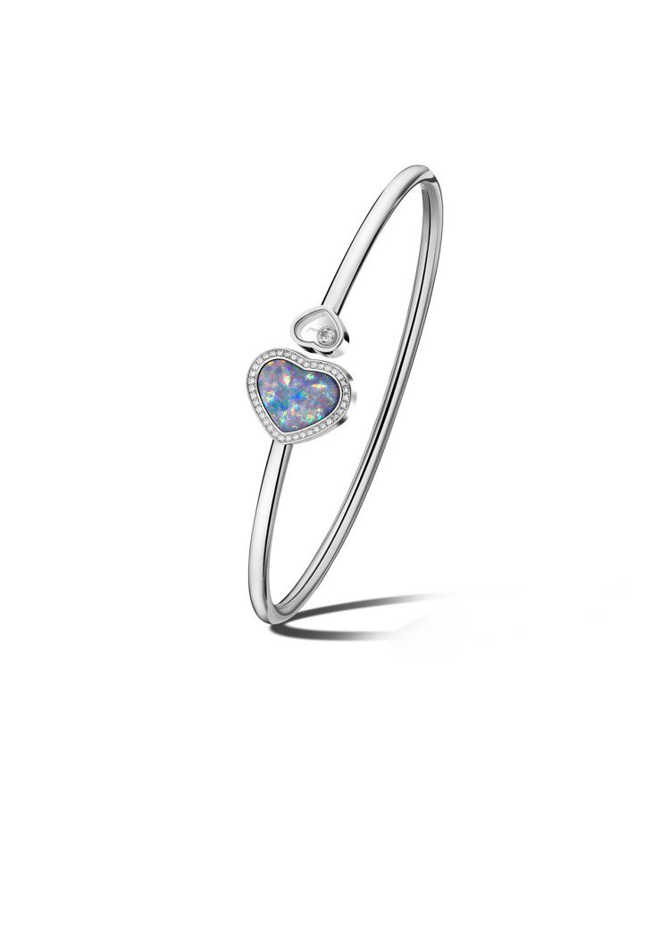 蕭邦Happy Hearts系列蛋白石手環，18K白金手環鑲嵌心型蛋白石與1顆滑動鑽石，17萬2,000元。圖／蕭邦提供