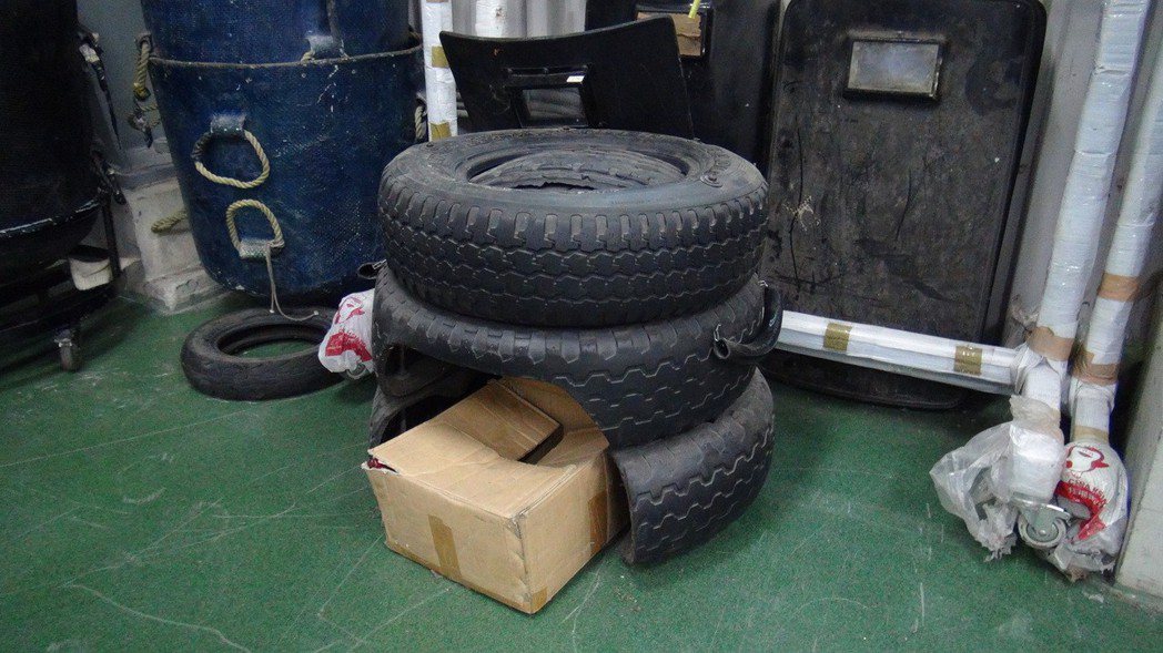 刑事局偵五大隊自行研發，利用廢輪胎做成的防爆桶，效果優良。記者陳宏睿／攝影