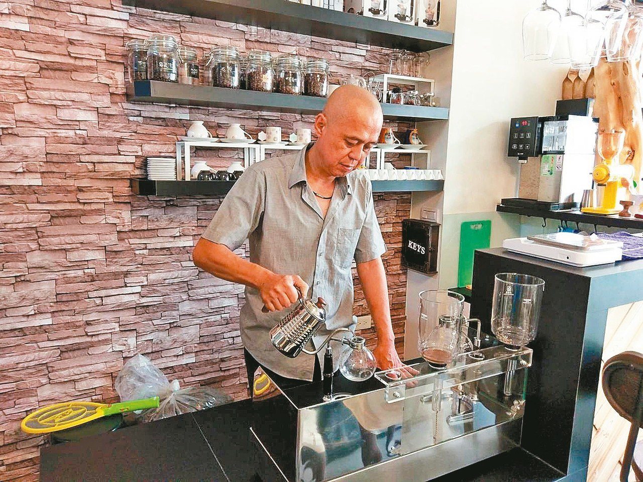 任職警界的王榮健，早早就開始規畫退休人生，一退休就完成開咖啡店的夢想。