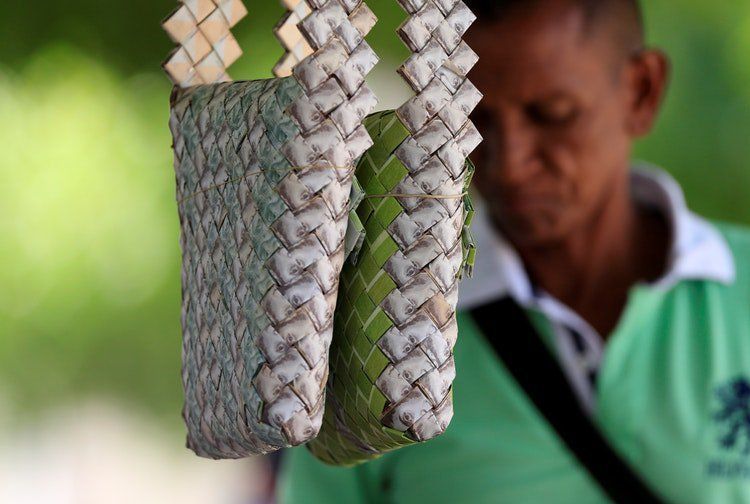 委內瑞拉難民用紙鈔編織提袋，負責這門生意的男子說：「要不是有編織袋，我可能會餓到...