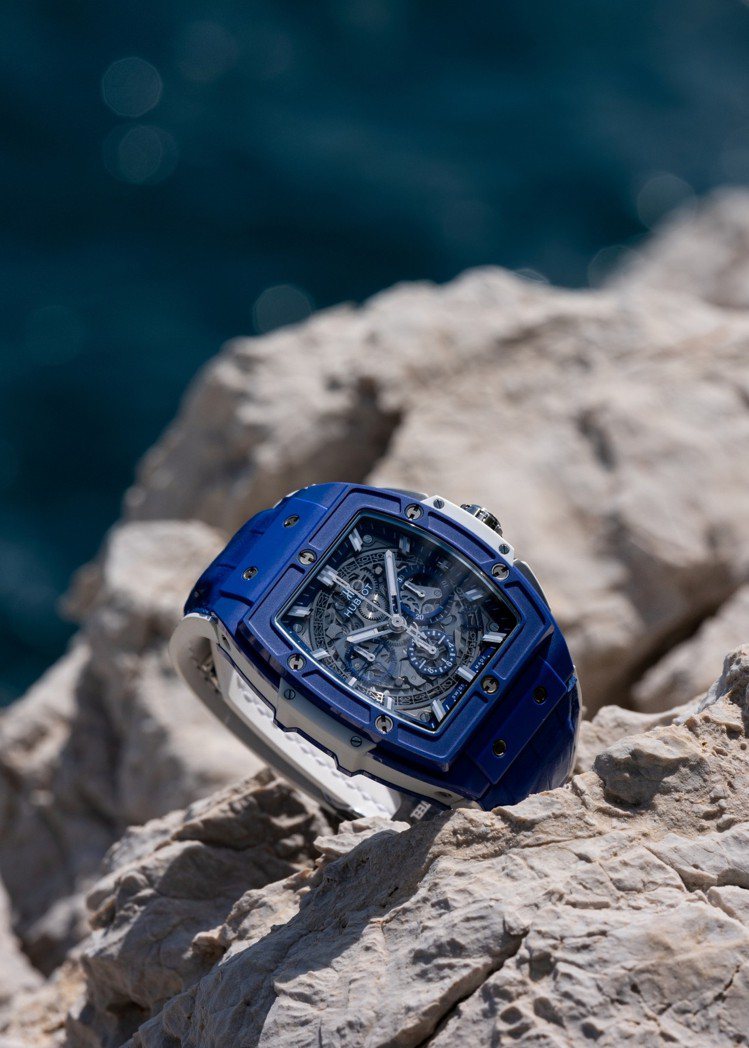 宇舶Spirit of Big Bang Blue藍陶瓷腕表，表殼與表圈皆為噴砂處理陶瓷，限量100只，約81萬5,000元。圖／HUBLOT提供