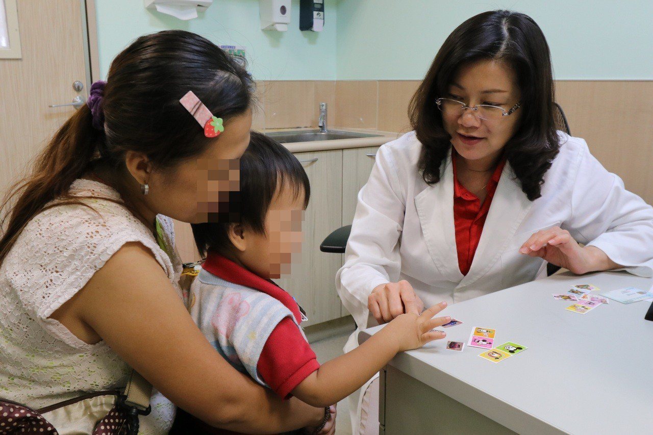 亞洲大學附屬醫院復健部醫師林千琳說，語言遲緩在2到7歲孩子的盛行率約為2.3%到19%，且治療應掌握黃金期。圖／亞洲大學附屬醫院提供