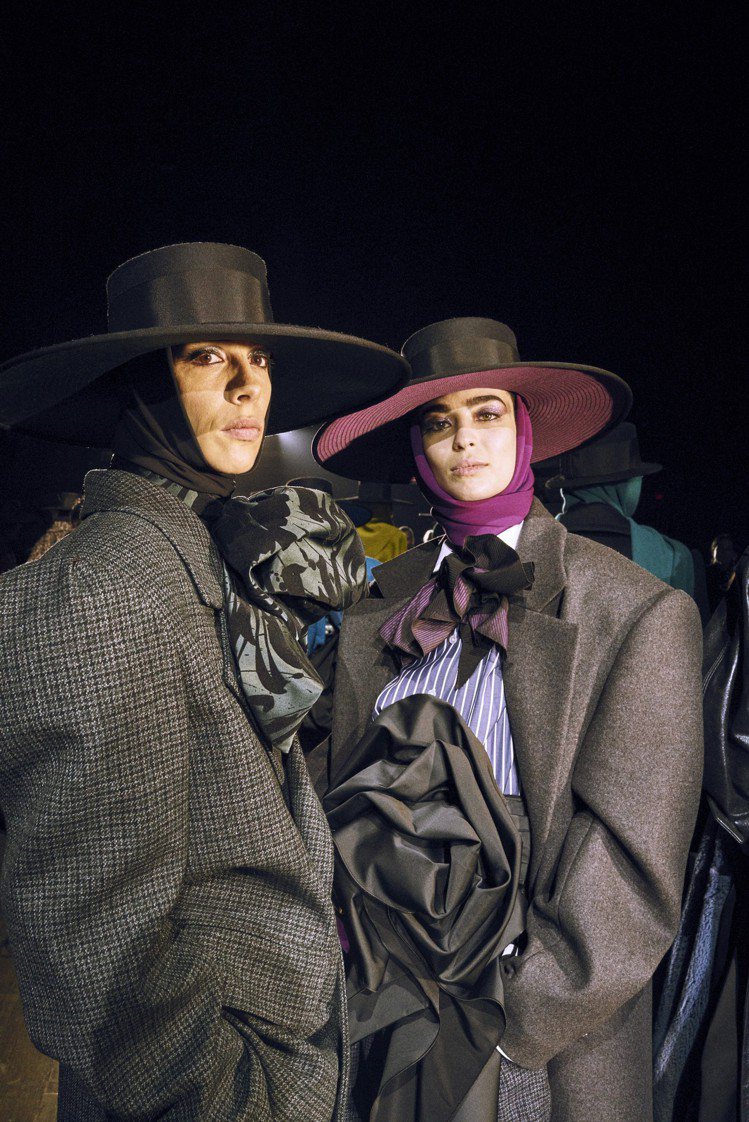 Marc Jacobs秋冬將八○年代的穿搭特色透過誇張線條呈現高調霸氣。圖／Marc Jacobs提供