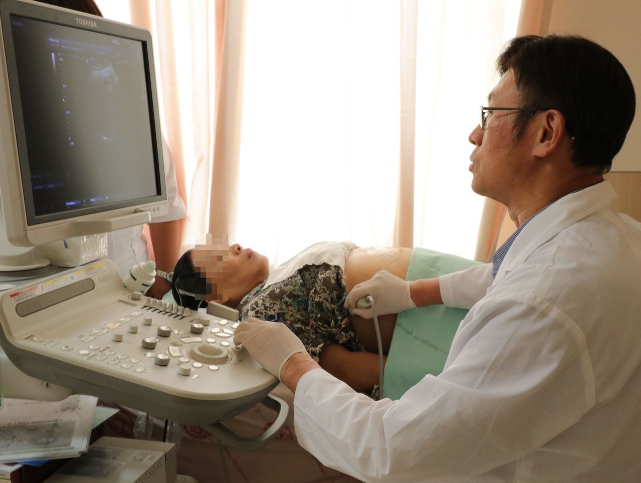 醫師温義煇建議膽結石患者，應每1到2年做一次腹部超音波檢查追蹤。圖／亞大醫院提供
