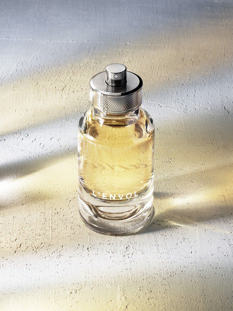 卡地亞L’Envol de Cartier 淡香水，清新的木香調散發柑橘、綠檀木樹液和蜂蜜酒的香氣。50毫升 2,780元。80毫升3,720元。圖／卡地亞提供