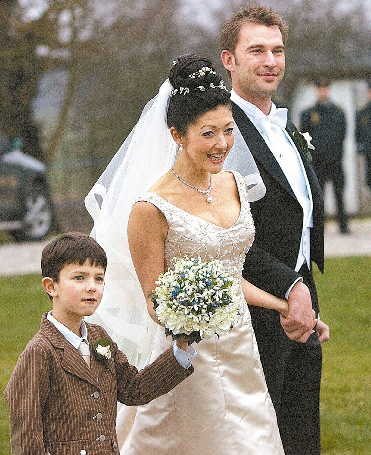 2007年，文雅麗與和小14歲的丹麥攝影師馬丁約根森結婚，兒子在婚禮中擔任擔任花...