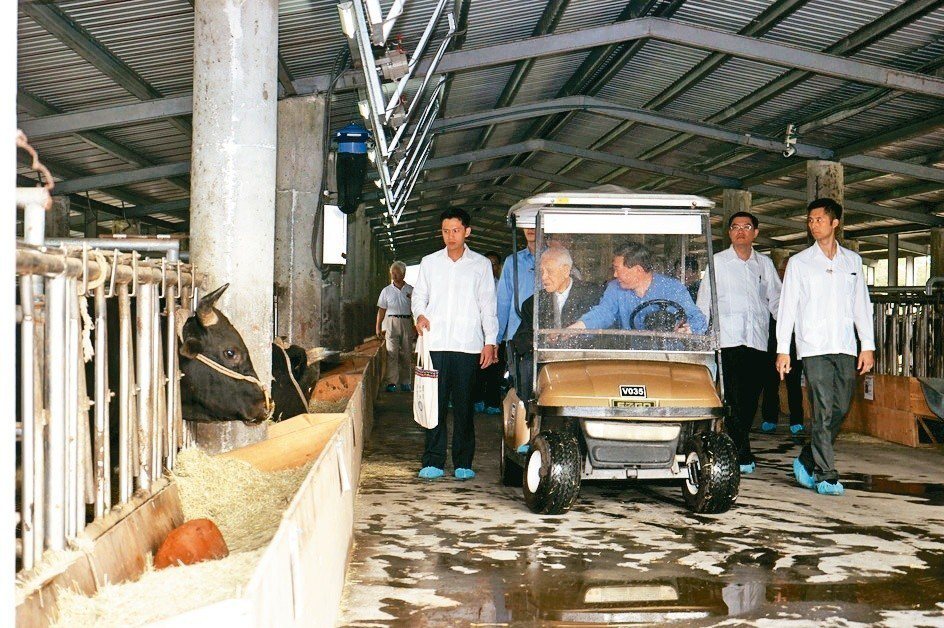 前總統李登輝（右四）4月到花蓮兆豐農場的牛舍，視察台灣和牛的培育情形。 聯合報系...
