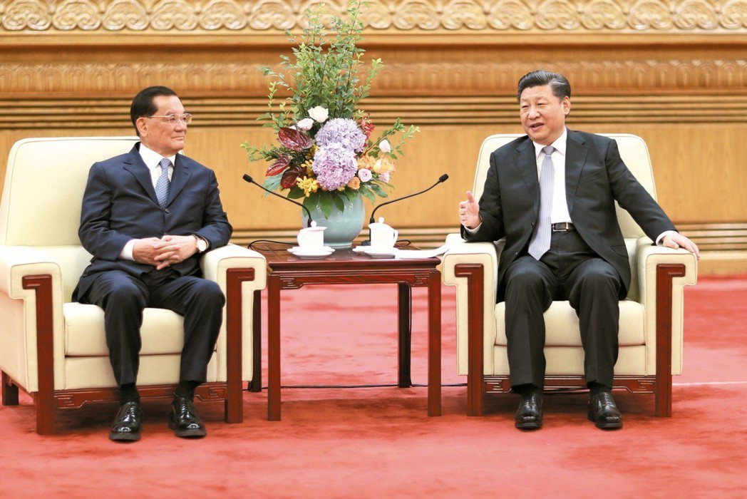中共中央總書記習近平（右）7月在北京人民大會堂，會見連戰（左）率領的台灣各界人士...