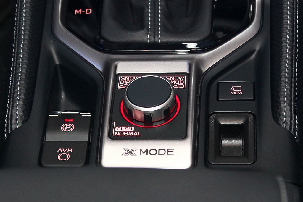 X-Mode控鈕設計，駕駛只需透過中央扶手控台區域上的旋鈕選擇模式，即可根據實際...