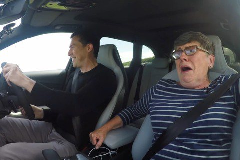 影／帶著已經70歲的媽媽 一起開Audi RS4狂飆吧！ 