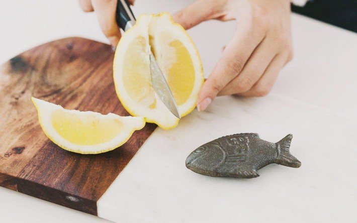 將小鐵魚加上檸檬汁，放進料理中一起烹煮，便可獲得足夠的鐵質。圖／幸運小鐵魚