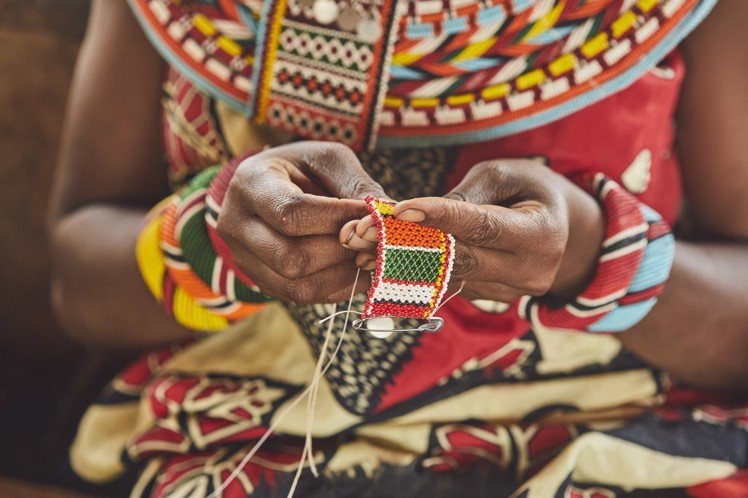 LOEWE大象限量公益包來自北肯亞桑布魯婦女手做串珠。圖／LOEWE提供