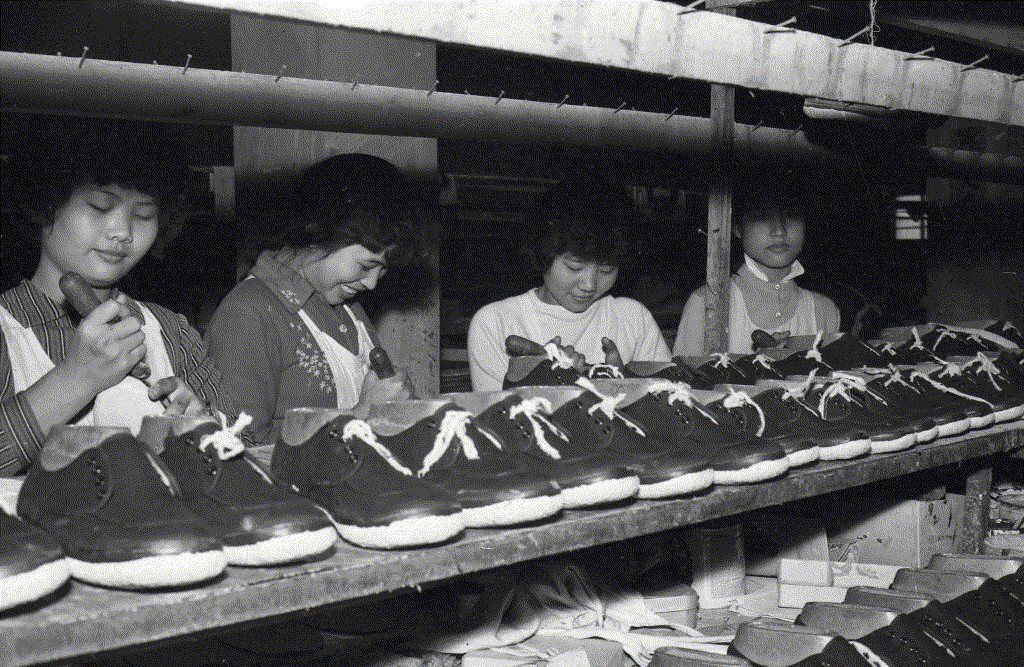 圖為製鞋廠女工作業畫面。攝於1961年。 圖／聯合報系資料照