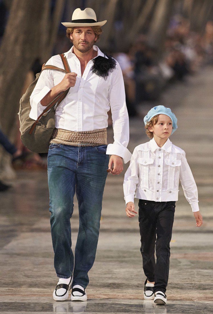 男模布拉德柯羅尼格與兒子哈德森柯羅尼格為香奈兒走秀。圖／香奈兒提供