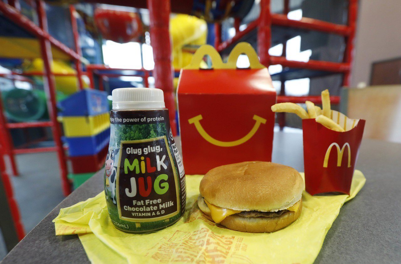 英國廣告標準局（ASA）去年裁定連鎖速食店麥當勞可以在兒童電視節目播放快樂兒童餐廣告，因為他們的餐點符合營養標準。美聯社