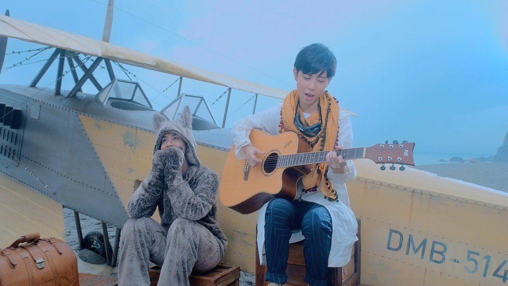 鼓鼓和魏嘉瑩一起到宜蘭海邊拍攝新歌MV。圖／相信音樂提供