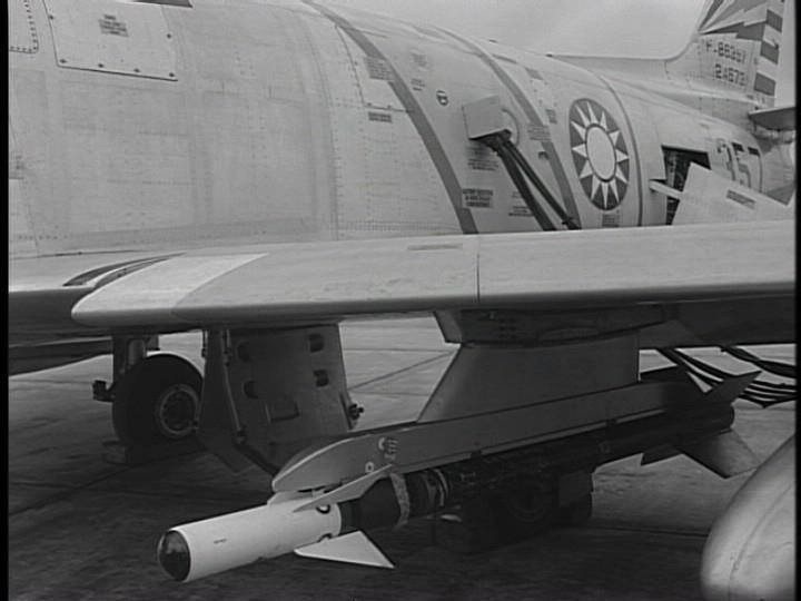 924空戰時，美軍協助國軍，在F-86翼下加裝響尾蛇飛彈掛架。圖／國防部提供