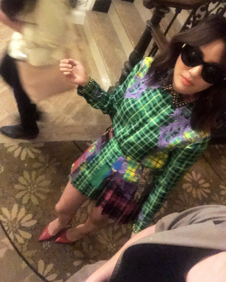 吳恬敏在《瘋狂亞洲富豪》中換穿不少奢華衣服。圖／擷自instagram