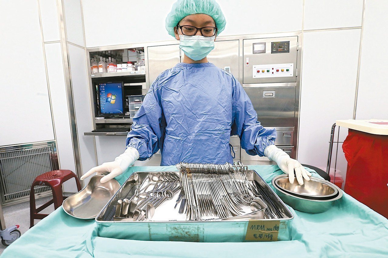 傳統器械多數都可以被重新消毒使用，如手術刀、止血鉗等，這些器械表面單一，經專業消毒清理後不會有組織、血液殘留。有些特殊器材則為一次性開刀專用器械。<br />記者許正宏／攝影 協力拍攝／台北醫學大學附設醫