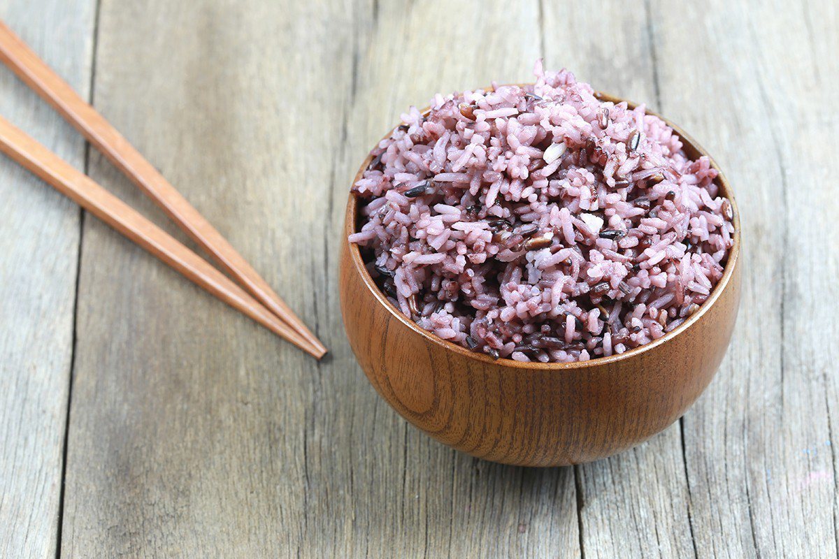 黑糯米屬於脫殼稻米，又稱紫米