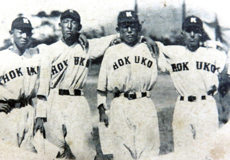 台北工業當家投手菊池武男（右一），與一棒左外野手藤吉善吉（右二）、九棒的柳澤伸保（左二），三人最後都在二戰戰死。 圖／菊池文男提供