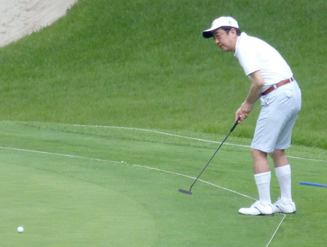 日本首相安倍晉三在山犁縣打高爾夫球。 （路透資料照）