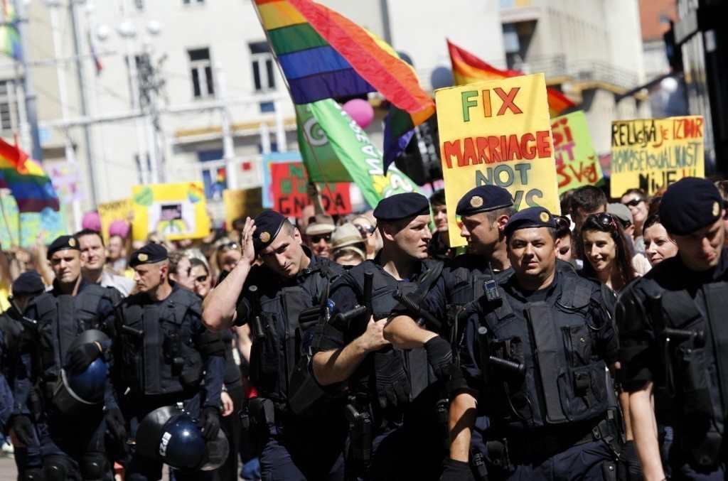 圖為2012年於克羅埃西亞首都札格瑞布發起的同志遊行，四周皆有警察戒護以防暴力滋事。 圖／路透社