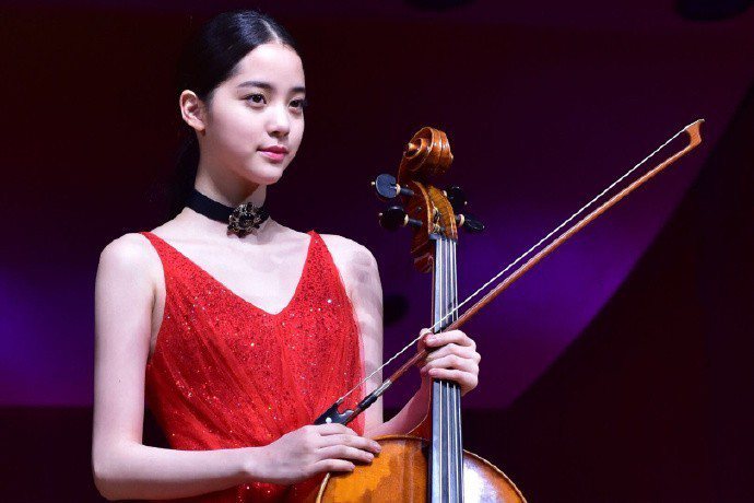 歐陽娜娜在大提琴音樂會演出時穿上閃亮的紅色洋裝。圖／取自微博