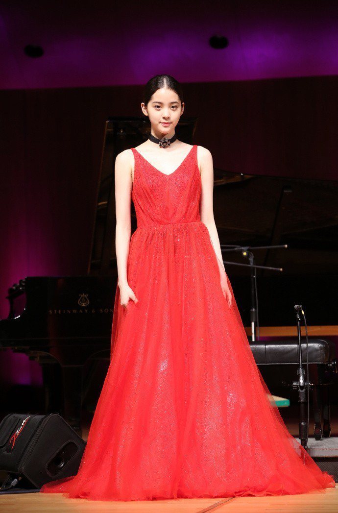 歐陽娜娜在大提琴音樂會演出時穿上閃亮的紅色洋裝。圖／取自微博