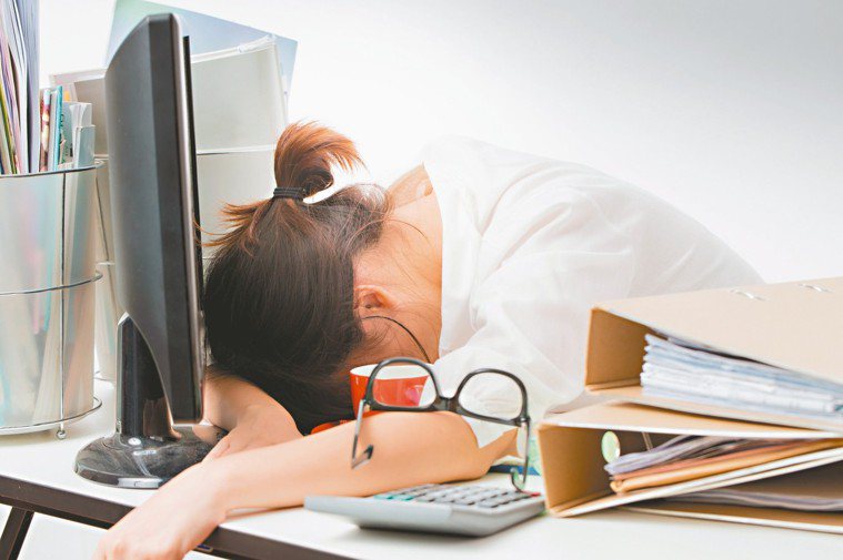 一進辦公室就渾身不對勁？過敏打噴嚏、昏昏欲睡、頭痛眼花。 圖／123RF