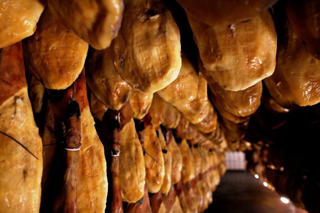 去年西班牙生產超過400萬噸的豬肉產品，創造60億歐元的商機。圖／路透社