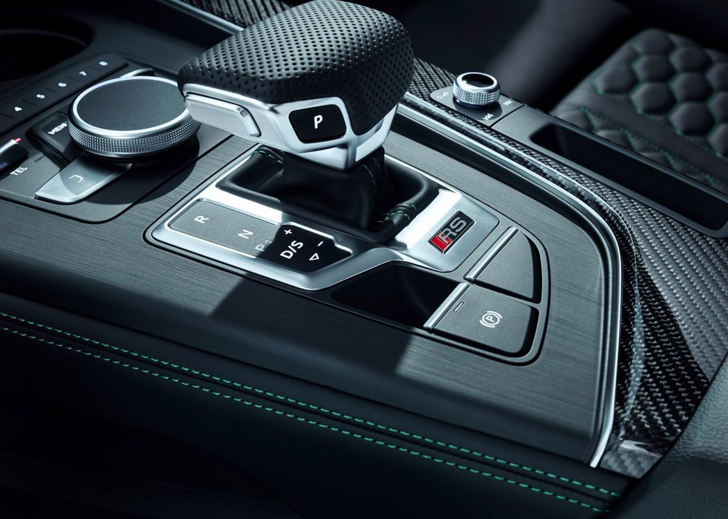 RS5 用上Tiptronic 手自排變速箱。 摘自Audi