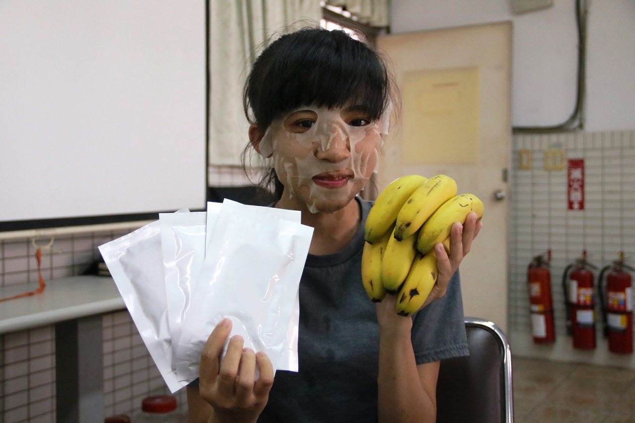 弘光科大成功利用香蕉皮的多粉美白成分，研發製作出香蕉面膜。記者黑中亮／攝影