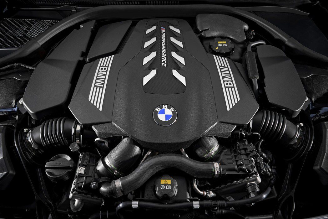 全新BMW M850i搭載4.4升雙渦輪增壓V8汽油引擎，最大馬力可達523hp...