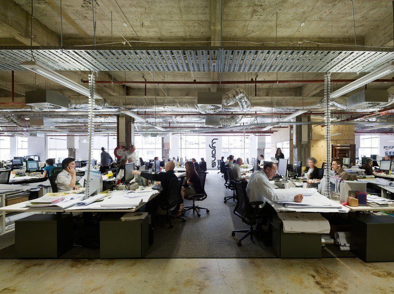研究指出，開放式辦公室將讓員工感到壓力，迫使上班族短暫離開辦公桌，「間接」運動，有益身心健康。(photo by Wikimedia)