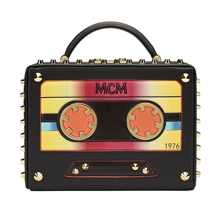 Cassette Berlin黑色箱型包，售價46,500元。圖／MCM提供