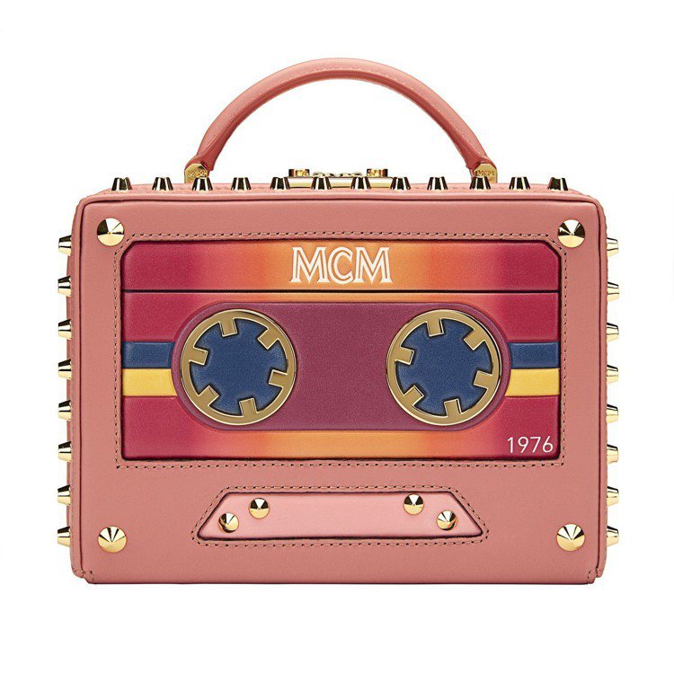 Cassette Berlin裸粉色箱型包，售價46,500元。圖／MCM提供