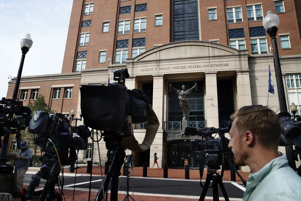 美國各家媒體都在維吉尼亞州亞歷山卓的法院門口架好攝影機，即時報導判決結果。 （美...